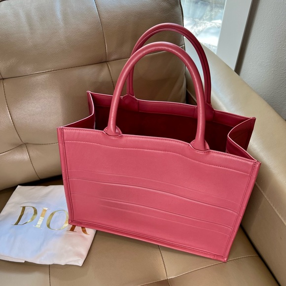 Dior Medium Embossed book tote - Picture 4 of 17